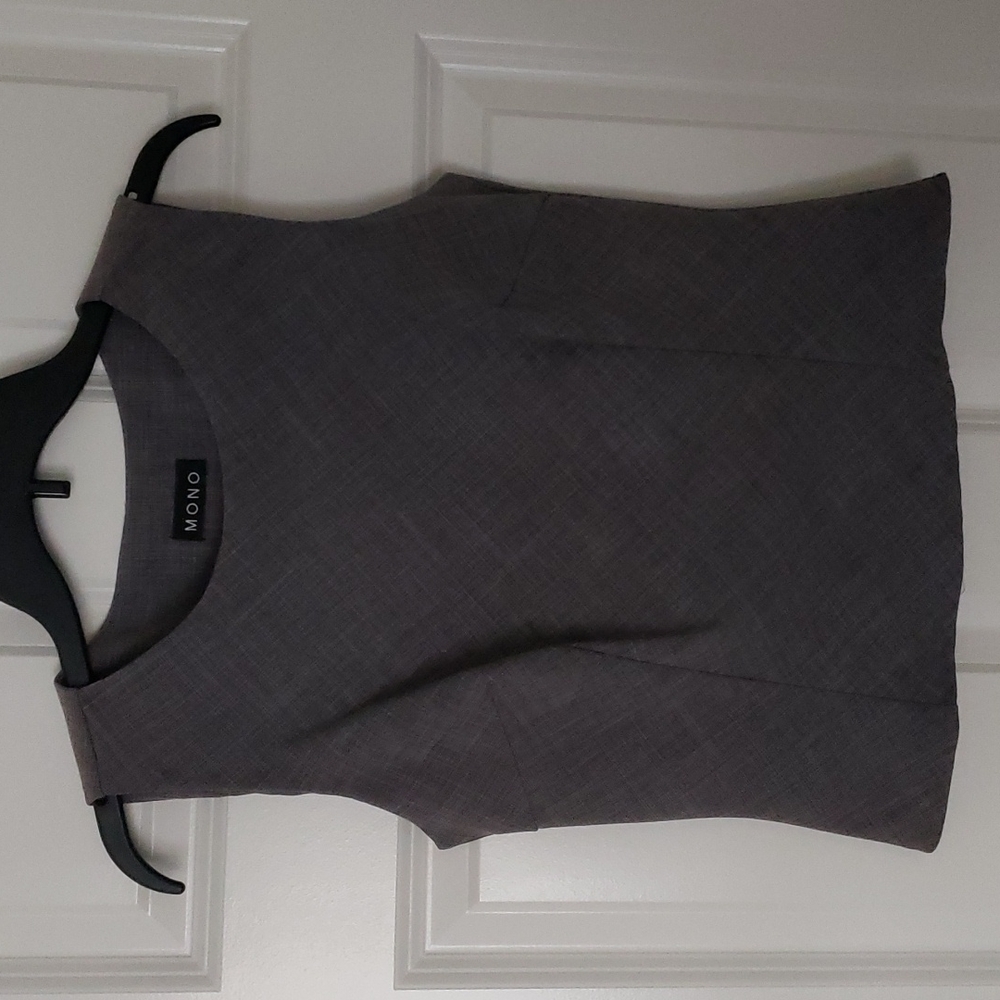 GRAY TAPERED SLEEVELESS SCOOPNECK  SHEATH TOP IN SIZE S/M